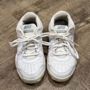 WHITE NIKE COURT 6 WOMEN’S SNEAKER. SIZE: 6.5